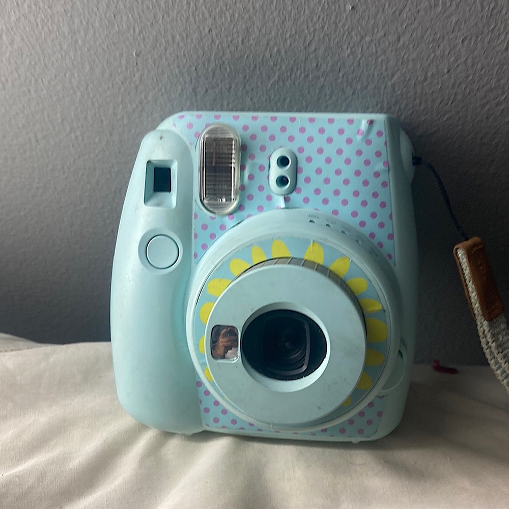 It’s not in perfect condition it comes with the battery’s